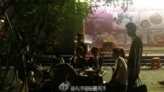 金巧巧路边吃大排档 与粉丝聊天无明星架子(组