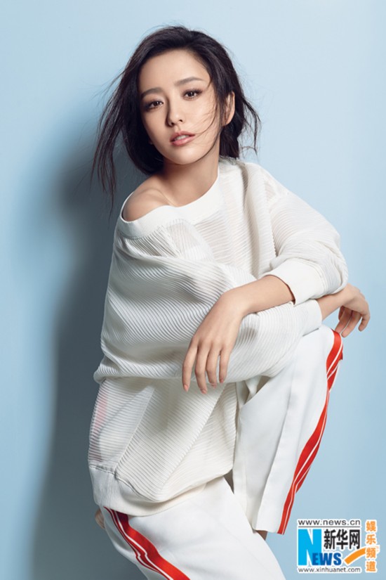 佟丽娅妩媚写真小露香肩 狮子座女王甜美温柔