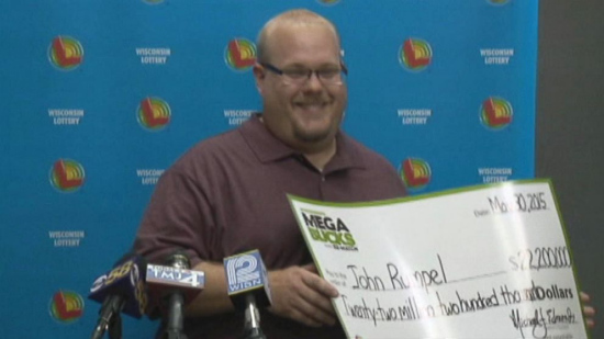 男子买彩票中2200万美元大奖:买牛奶时顺手买