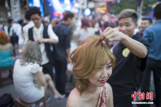 太原街头上演<em>时尚</em>创意<em>发型秀</em>(图)--新疆频道--人
