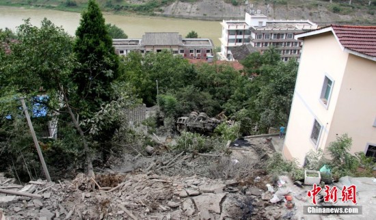 四川一罐车压塌民房压扁小轿车 致3死1伤