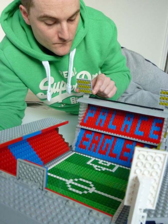 高手在民间:英国球迷打造微型乐高足球场(组图