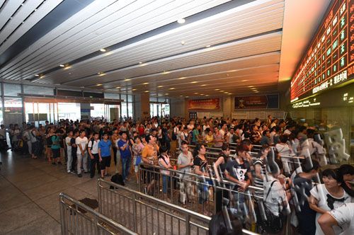 泉州暴雨致高铁大面积停运晚点 安溪现山体溜