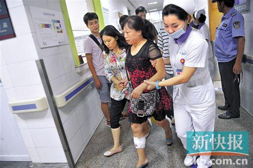 广州:旅行团大巴追尾牵引车 1名乘客重伤