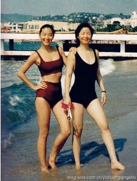 这些照片是26年前秦汉掌镜,拍下一系列林青霞的比基尼泳装照,当时刊登