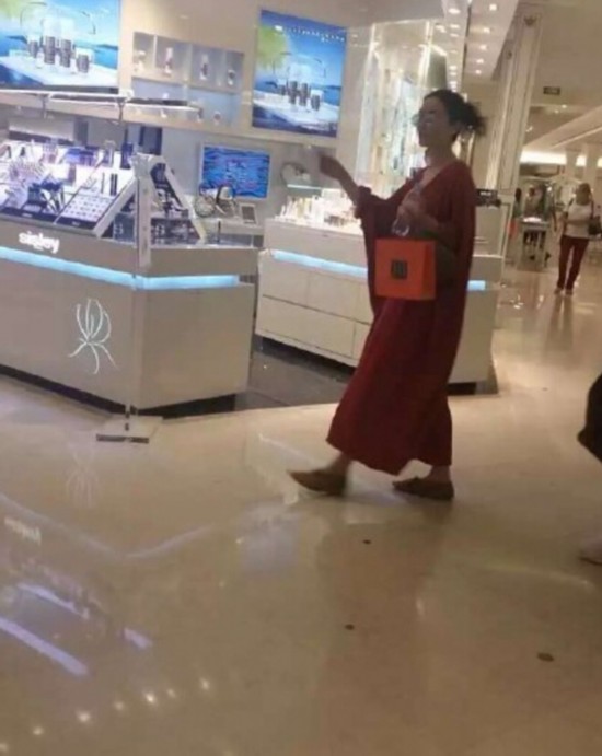 王菲疑怀孕 宽袍平底鞋有大肚(组图)