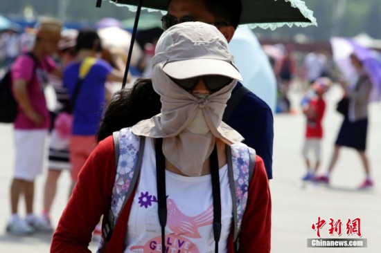 北京拉响高温蓝色预警 市民全副武装防暑防晒