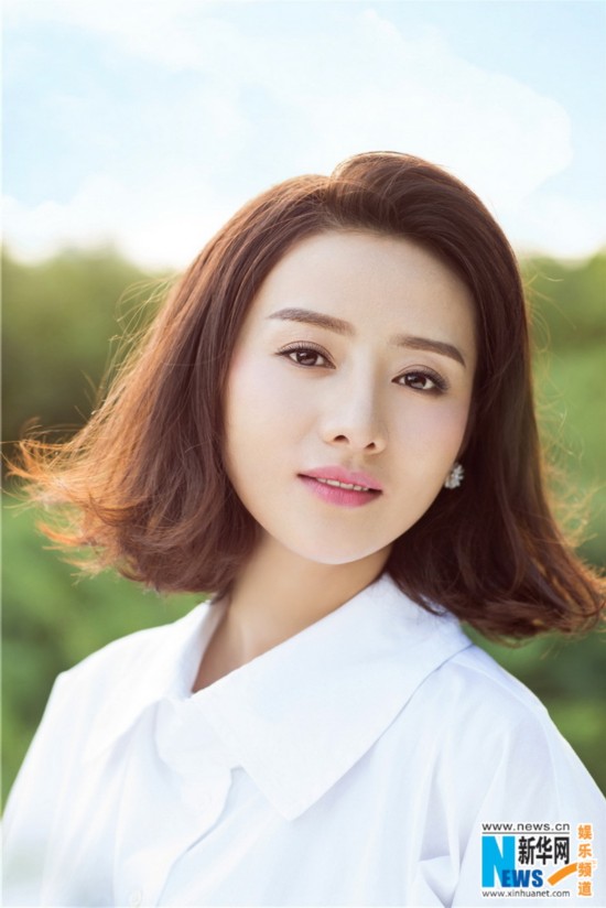 王靖云曝写真白皙纯美 眉梢含情演绎夏日风情