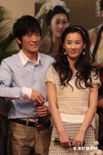 杨子与新欢张羽熙牵手蜜游 黄圣依正宫地位恐