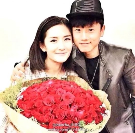 谢娜结婚4周年微博秀恩爱 张杰感动落泪小孩会