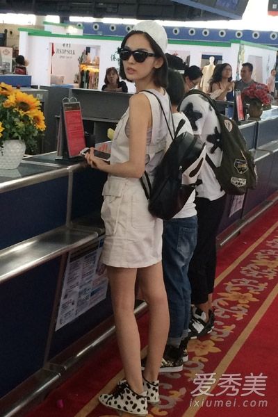 古力娜扎最新街拍 私服搭配清新活泼图片