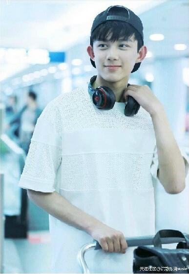 旋风少女吴磊蒋依依激情吻照 吴磊个人资料吴磊生病好了吗