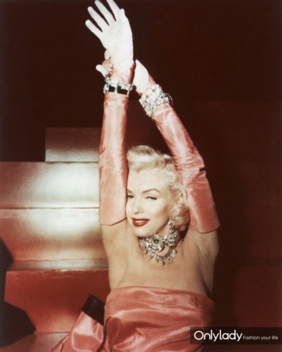 marilyn-monroe-gentlement-prefer-blondes-h724