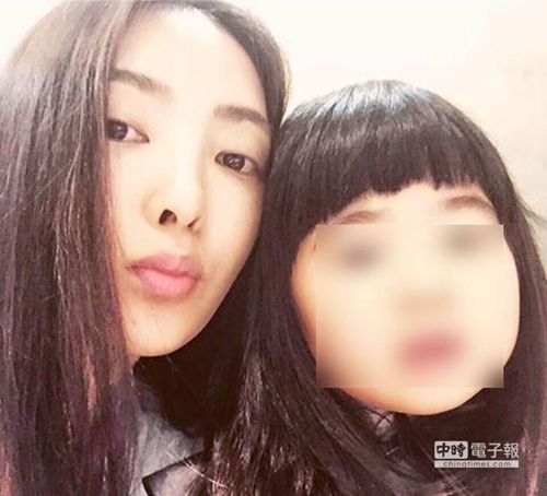 曹格女儿Grace安慰妈妈：只是事情而已不需要难过/图