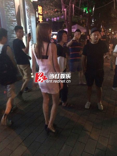 水咲萝拉密会神秘男性友人 疑为新片性感出镜