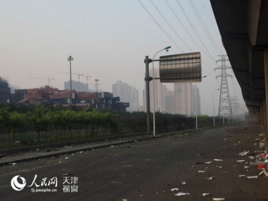 滨海新区第八大街一片狼藉（摄影：靳博）