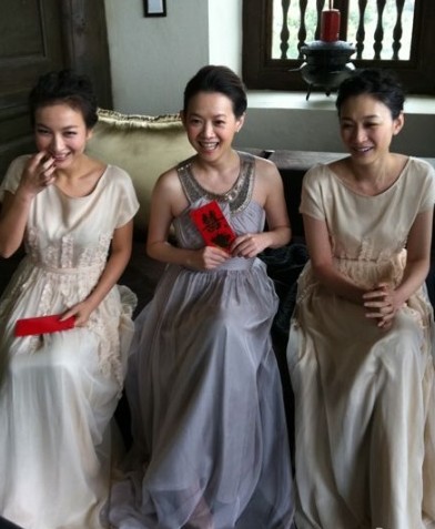 整个婚礼主现场以紫色和红色为基调,非常梦幻,据悉,一会儿仪式就在