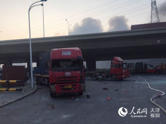 被爆炸冲击波破坏的汽车