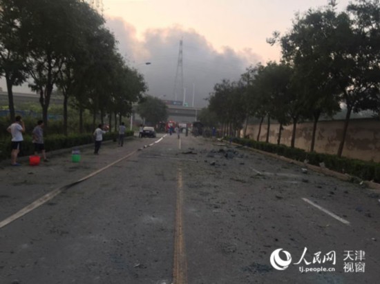 图为13日晨拍摄画面，距爆炸事故500米处一片狼藉(摄影：人民日报 靳博)