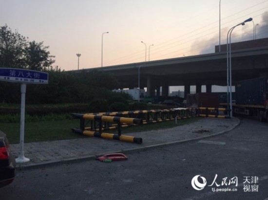 八大街与东海路交口立交桥附近一片狼藉