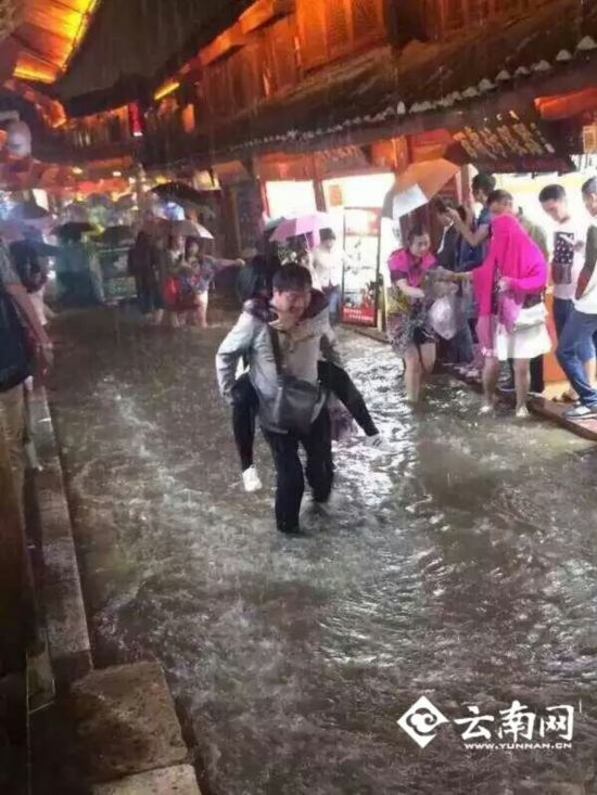 云南丽江古城暴雨 消防紧急疏散群众132人