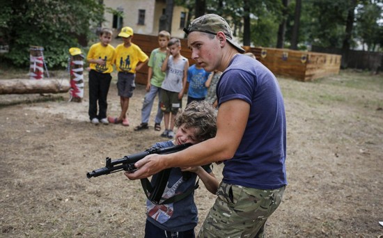 乌克兰武装组织训练儿童射击 最小 童军 仅6岁