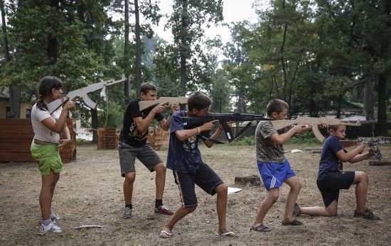 乌克兰武装组织训练儿童射击 最小"童军"仅6岁(组图)