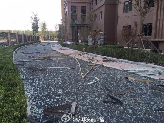 实拍滨海新区爆炸区域附近小区 严重受损支离
