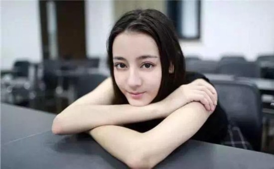 都是92年的漂亮妹子 迪丽热巴和古力娜扎风评