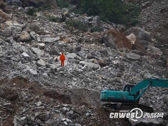 中省市县四级联动全力搜救山阳山体滑坡失踪人