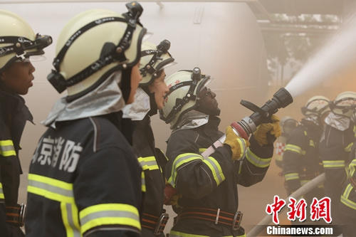 “親密接觸”聚焦消防:外國留學生首進軍營當消防員