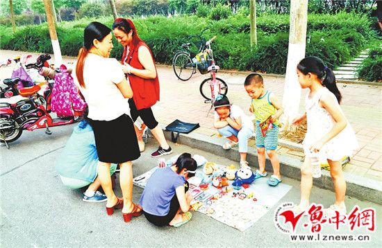 假期体验赚钱难 桓台小学生公园摆摊当老板