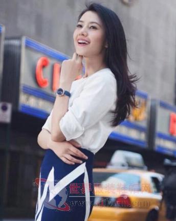 高圆圆气质依旧 衬衫造型优雅极了