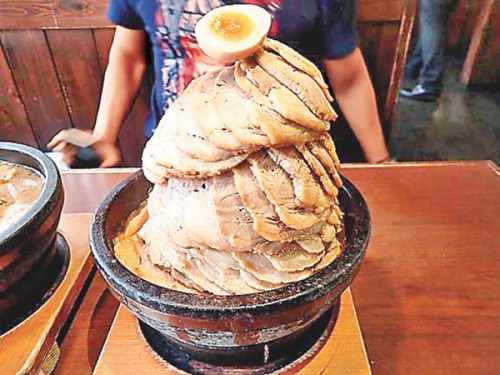 巨型拉面配100块叉烧 大胃王40块挑战失败