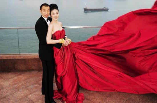 陈慧琳也于2008年十月嫁做人妇,这场婚礼虽然不算是最豪华的,但却是最得体的。陈慧琳选择在洲际酒店成婚,订下该酒店的蜜月套房加CEO套房,据悉该蜜月套房光是露台就达100平方米,更坐拥270度维港海景,该蜜月套房原价每晚27300港元,现在则由酒店赠送,而CEO套房则要新人自己掏钱,价值45000港元。