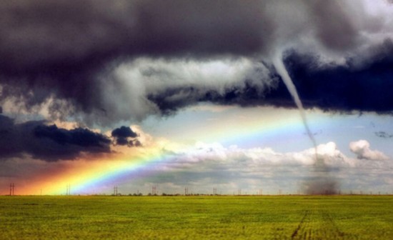 彩虹与龙卷风同现超壮观 揭秘天空中的那些奇
