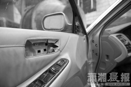 男童误入废旧车数小时死亡车门只能从外打开(图)