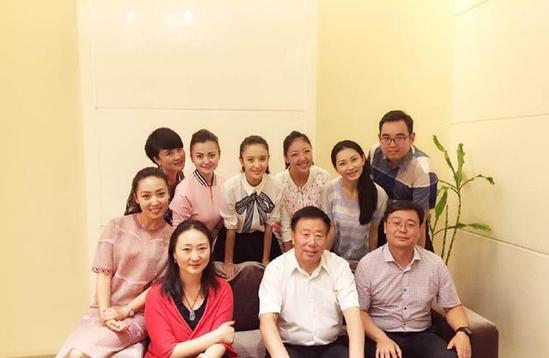 佟丽娅与母校同学老师合影网友：懂得感恩