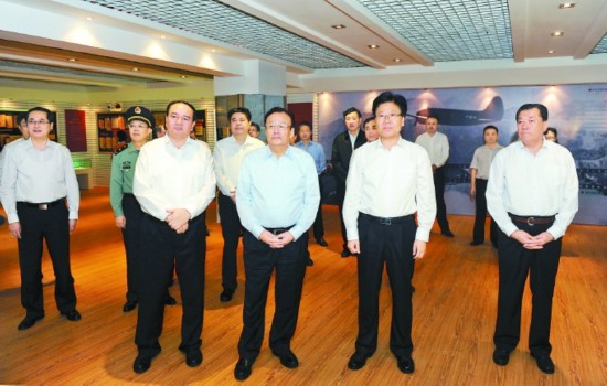 8月15日，張春賢等領導在自治區檔案局，參觀紀念中國人民抗日戰爭暨世界反法西斯戰爭勝利70周年檔案文獻展。  □本報記者盧民一攝