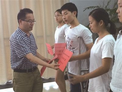 南通海门市残联发放残疾大学生教育补贴