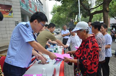 芜湖县湾沚镇法制宣传进社区惠百姓