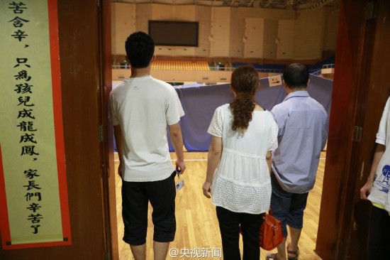 组图：上海大学新生家长在体育馆打地铺 