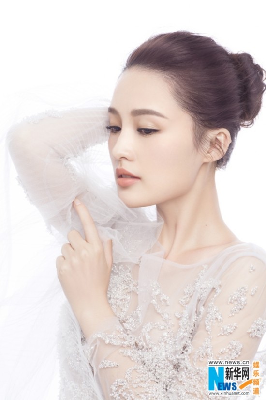 李沁清新白裙写真曝光 如梦如幻仙范儿十足