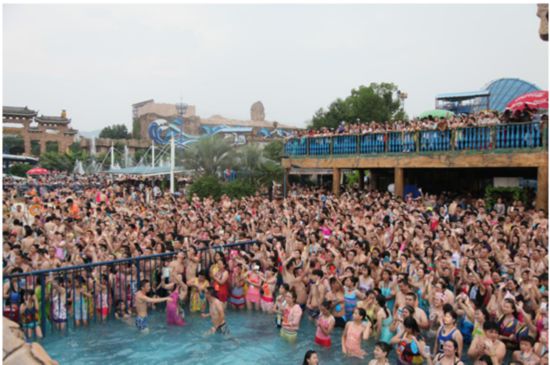 横店水上音乐节浪漫爆棚,朱孝天领万人齐唱流