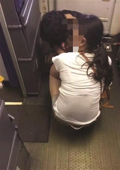 女子嫌飞机厕所小让孩子在后舱大便(图)
