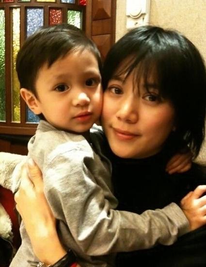 袁咏仪儿子上学侧面照颜值爆表 明星晒娃大招