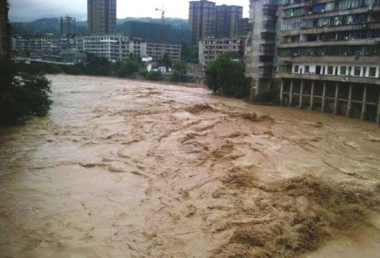 遇大暴雨袭击 泸州叙永县城遭洪水围城(组图)