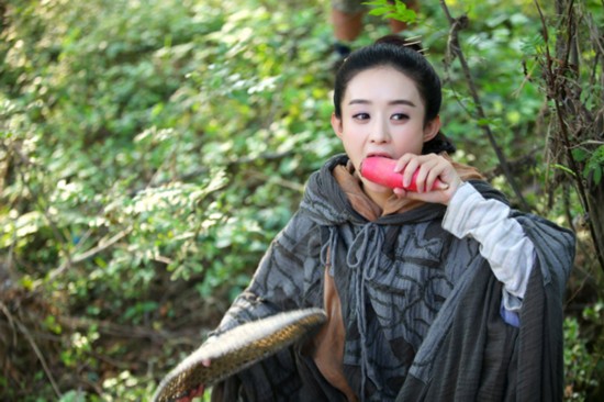 《花千骨》热播 赵丽颖吃包子啃萝卜样子萌萌的