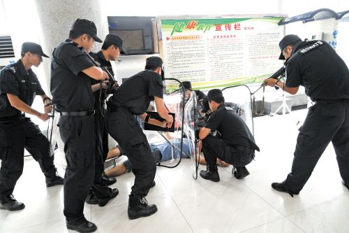 芷江机场防暴演练 挟持人质暴徒被当场击毙