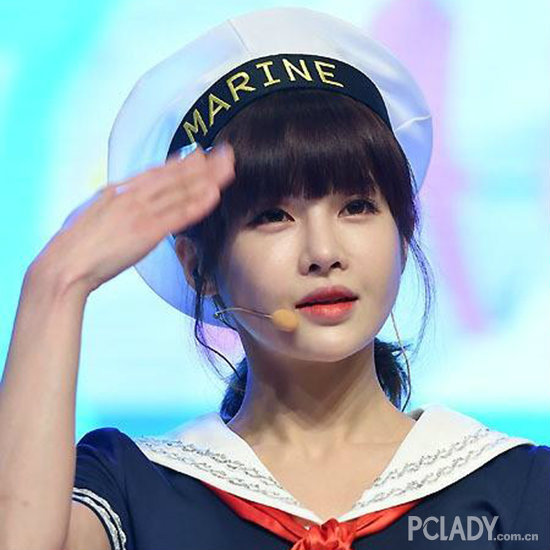 性感到喷血 TARA妩媚长发演绎制服诱惑